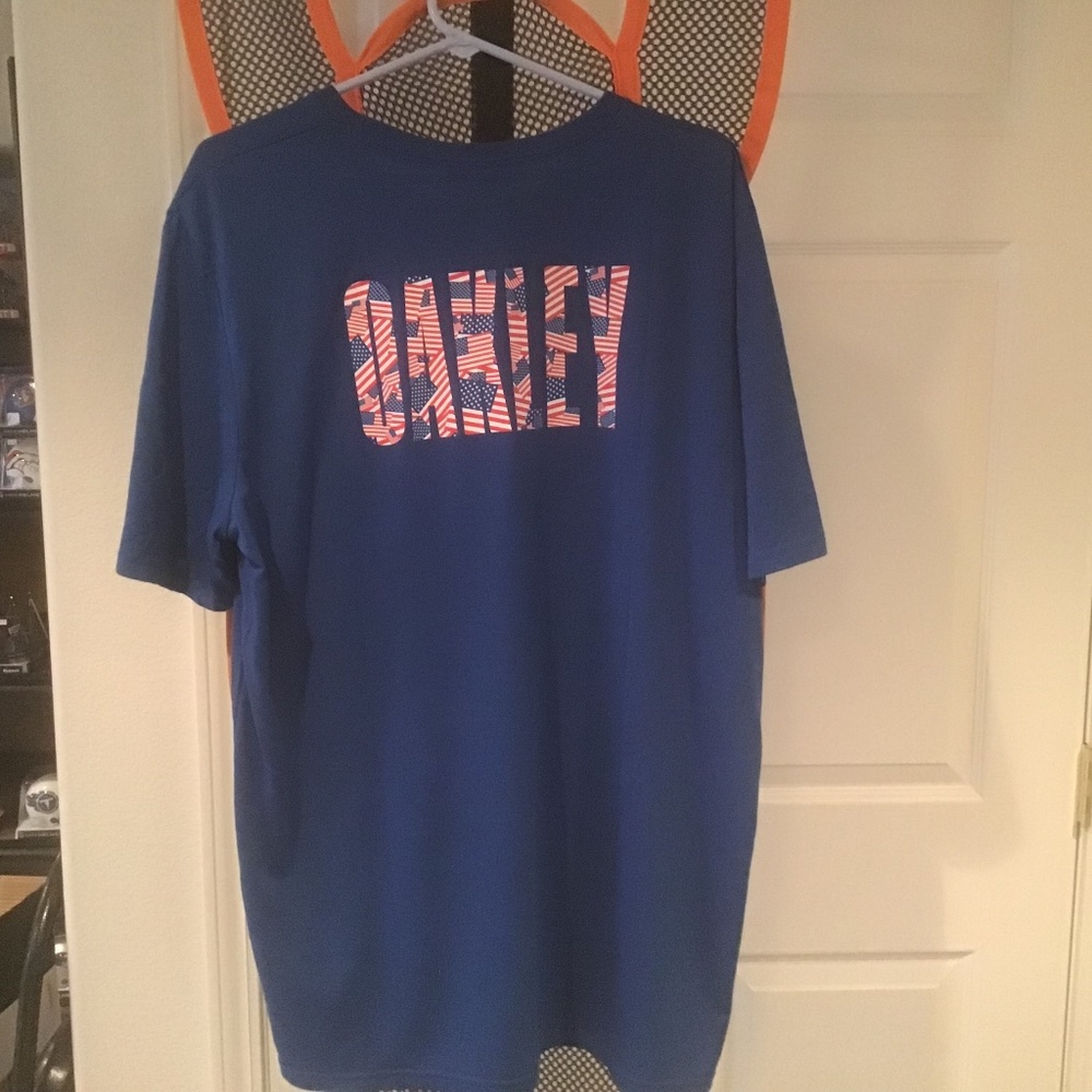 Men’s XXL Oakley T-Shir